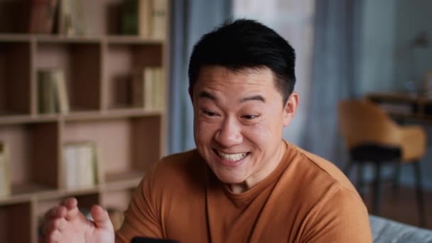 Skvělá Zpráva Close Portrét Šťastný Emocionální Středního Věku Asijské Muž — Stock video