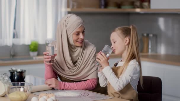 Healthy Habits Everyday Life Happy Muslim Mother Hijab Her Cute — Wideo stockowe
