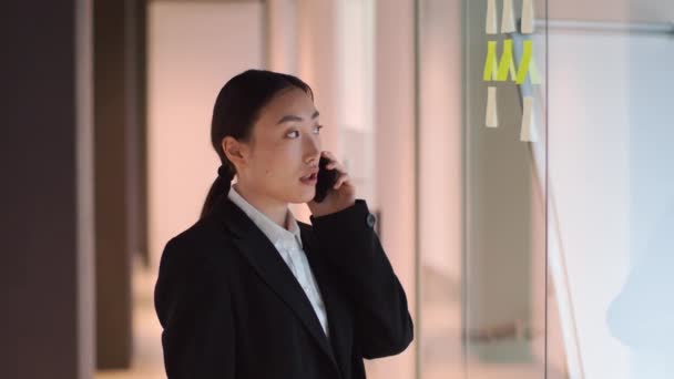 Distant Work Planning Young Confident Asian Woman Manager Talking Colleague — Vídeos de Stock