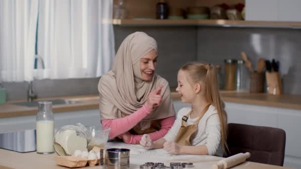 Feliz Família Jogos Amante Mãe Muçulmana Vestindo Hijab Brincando Com — Vídeo de Stock