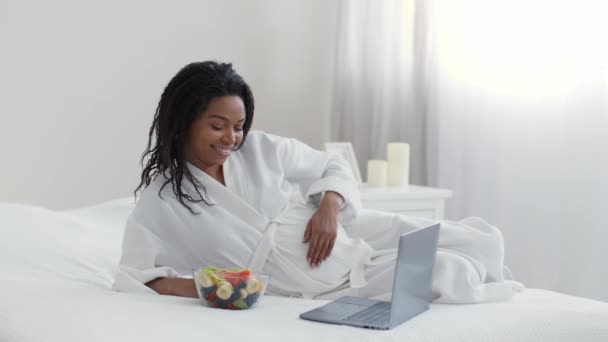 Pregnancy Wellbeing Young Happy African American Pregnant Woman Watching Movie — Stok video