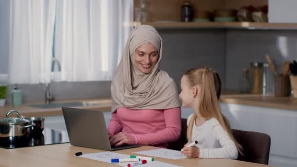 Licença Trabalho Maternidade Mulher Muçulmana Positiva Vestindo Hijab Projeto Digitação — Vídeo de Stock
