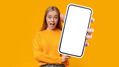 Duygusal milenyum sarışın bayan sarı arka planda beyaz ekranlı en yeni cep telefonunu gösteriyor, şok edici online teklif, model, kolaj, kopyalama alanı