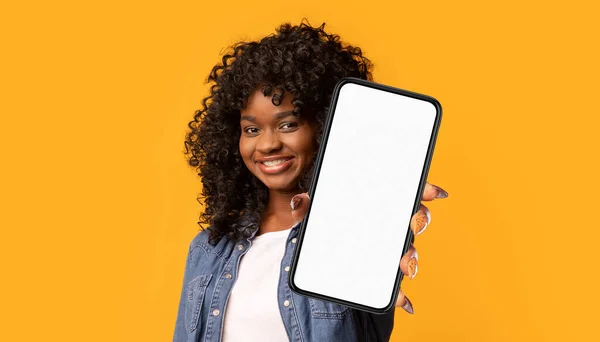 Cheerful Young Black Woman Showing Modern Cell Phone White Empty — Stock fotografie