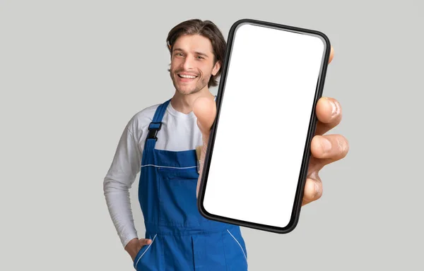 Reparatur Service App Junger Handwerker Blauer Arbeitskleidung Zeigt Modernes Handy — Stockfoto