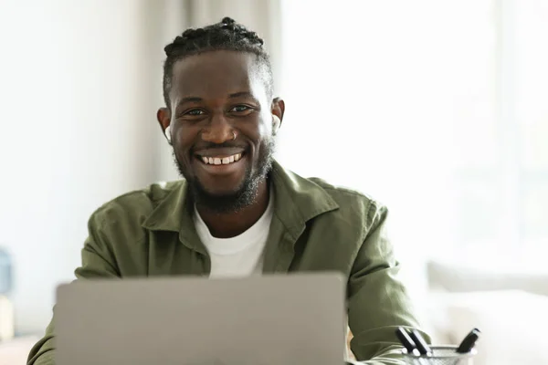 Portrait Excited Black Male Freelancer Using Laptop Wearing Earbuds Working — Foto Stock