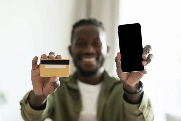 Excited Black Guy Showing Smartphone Blank Screen Credit Card Recommending — Φωτογραφία Αρχείου