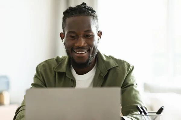 Happy Black Guy Earphones Working Laptop Computer Home Sitting Home — Foto Stock