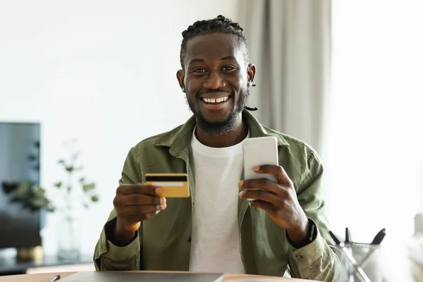 Internet Mobile Shopping Concept Happy African American Man Using Smartphone —  Fotos de Stock