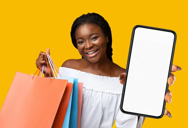 Online Shopping Smiling Black Young Woman Holding Shopping Bags Smartphone — ストック写真