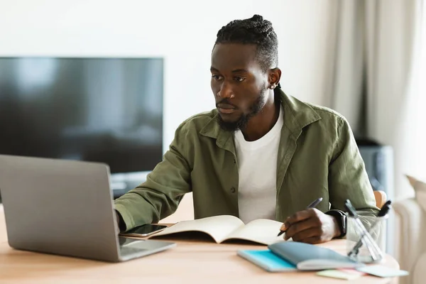 Gericht Afrikaans Amerikaanse Man Die Laptop Gebruikt Afstand Werkt Aantekeningen — Stockfoto