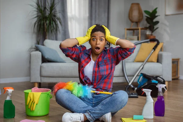 Shocked Young Black Housewife Rubber Gloves Open Mouth Holding Head — Foto Stock