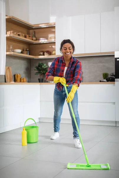 Alegre Milenar Afro Americana Dona Casa Luvas Borracha Com Esfregão — Fotografia de Stock