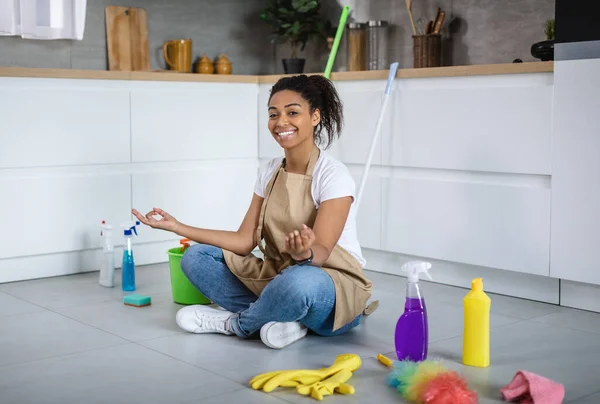 Happy Calm Young African American Housewife Sit Floor Cleaning Supplies — 图库照片