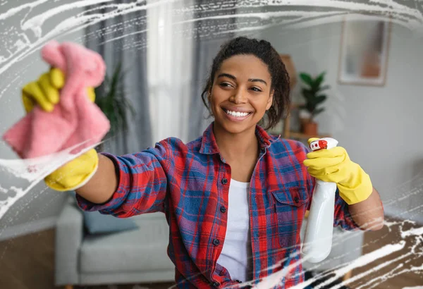 Happy Millennial Black Female Gummihandschuhen Mit Spray Und Lappen Waschspiegel — Stockfoto