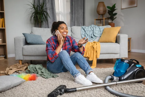 Smiling Millennial African American Housewife Calling Phone Sitting Floor Vacuum — Fotografia de Stock