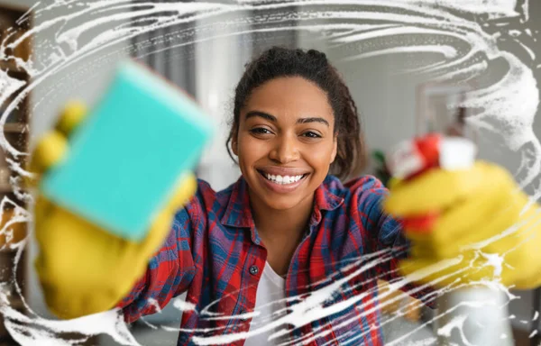 Froh Millennial Afrikanisch Amerikanische Hausfrau Gummihandschuhen Mit Spray Und Schwamm — Stockfoto