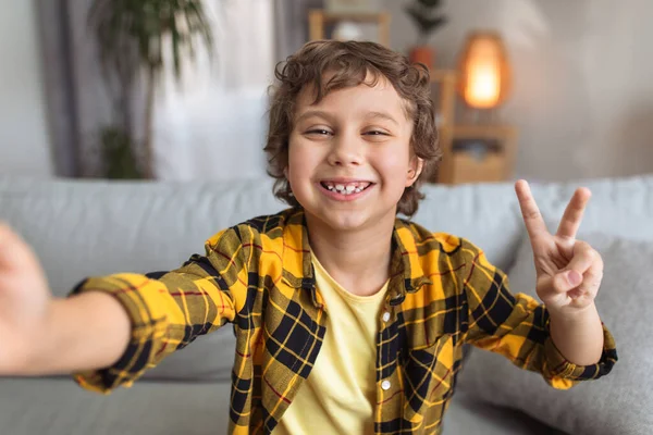 Selfie Zeit Camera Pov Porträt Des Glücklichen Kleinen Jungen Blogger — Stockfoto