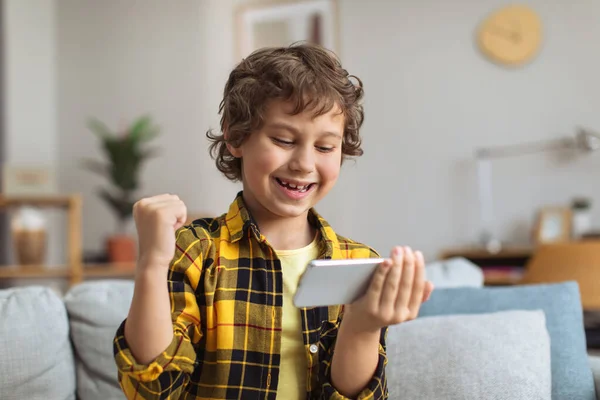 Online Win Happy Little Boy Watching Game Smartphone Celebrating Success — Foto de Stock