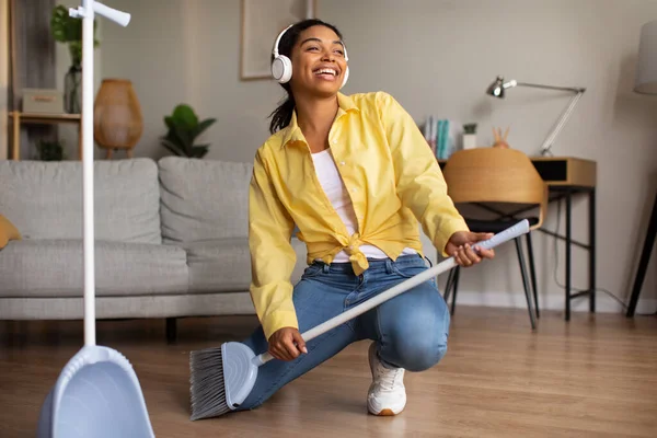 Cheerful African American Woman Having Fun Sweeping Floor Singing Holding — Stockfoto