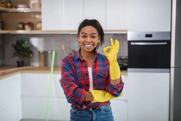 Fröhliche Schwarze Millennial Hausfrau Gummihandschuhen Die Minimalistischem Kücheninterieur Ein Zeichen — Stockfoto