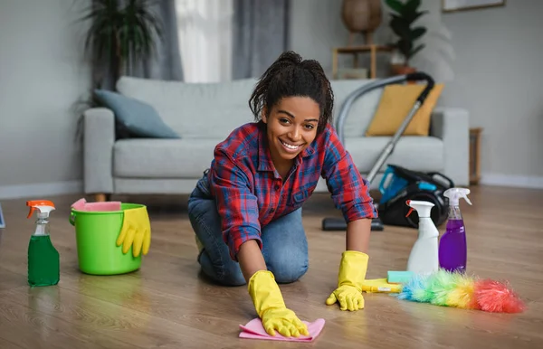 Lächelnde Hübsche Afrikanisch Amerikanische Dame Gummihandschuhen Die Den Boden Mit — Stockfoto