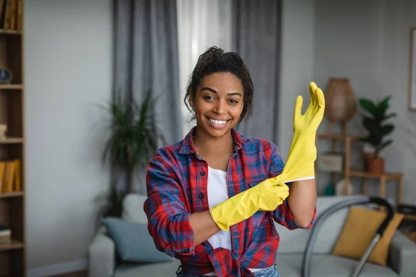 Lächelnde Junge Afrikanisch Amerikanische Frau Zieht Gummihandschuhe Und Ist Bereit — Stockfoto