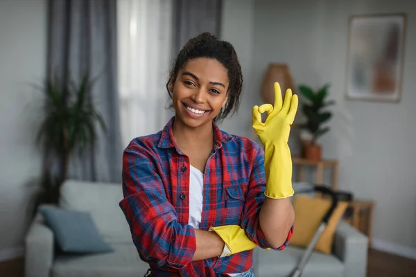 Glad Millennial Black Lady Rubber Gloves Shows Sign Hand Living — Fotografia de Stock