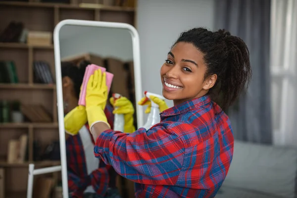 Lächelnde Millennial Afroamerikanerin Gummihandschuhen Waschspiegel Mit Spray Innenraum Freier Raum — Stockfoto