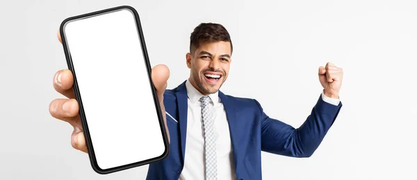 Homem Hispânico Feliz Balançando Punho Cerrado Mostrando Telefone Celular Moderno — Fotografia de Stock