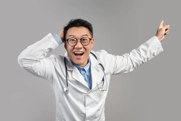 Shocked Excited Adult Asian Male Doctor White Coat Glasses Open — Φωτογραφία Αρχείου