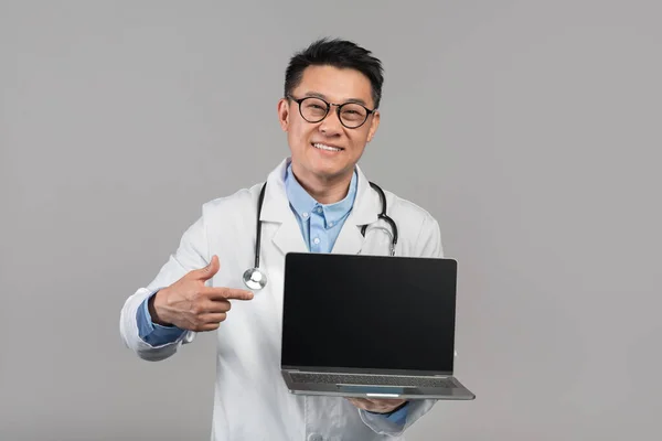 Smiling Mature Korean Male Therapist White Coat Glasses Show Finger — Φωτογραφία Αρχείου