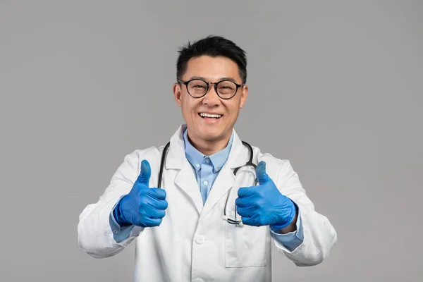 Feliz Meia Idade Japonês Homem Médico Casaco Branco Óculos Luvas — Fotografia de Stock