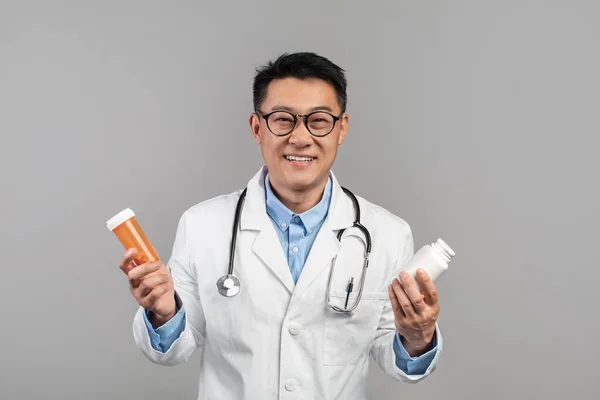 Glad Adult Korean Man Therapist White Coat Glasses Shows Jars — Foto de Stock