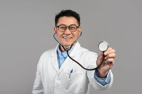 Cheerful Confident Mature Japanese Doctor White Coat Glasses Listens Camera — Φωτογραφία Αρχείου