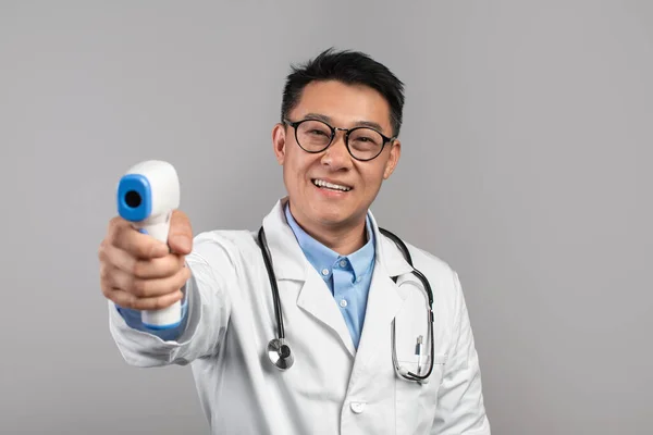 Feliz Adulto Asiático Médico Masculino Casaco Branco Óculos Mede Temperatura — Fotografia de Stock