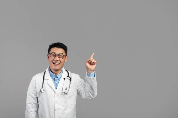 Surpreendido Feliz Atraente Maduro Asiático Médico Casaco Branco Óculos Com — Fotografia de Stock