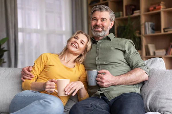 Gülümseyen Orta Yaşlı Bir Çift Birlikte Evde Vakit Geçiriyorlar Kahve — Stok fotoğraf