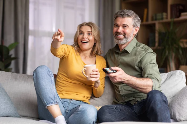 Portrait Happy Middle Aged Spouses Watching Comedy Movie Together Cheerful — Φωτογραφία Αρχείου