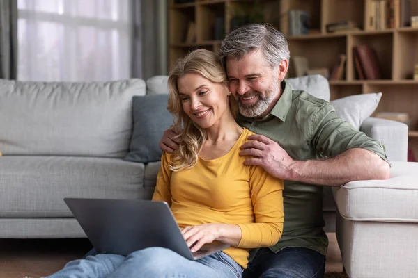 Online Communication Happy Middle Aged Spouses Using Laptop Computer Home — Φωτογραφία Αρχείου