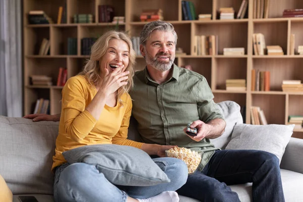 Boş Zamanlarında Çiftler Orta Yaşlı Eşlerin Evde Televizyon Izlerken Gülmesi — Stok fotoğraf
