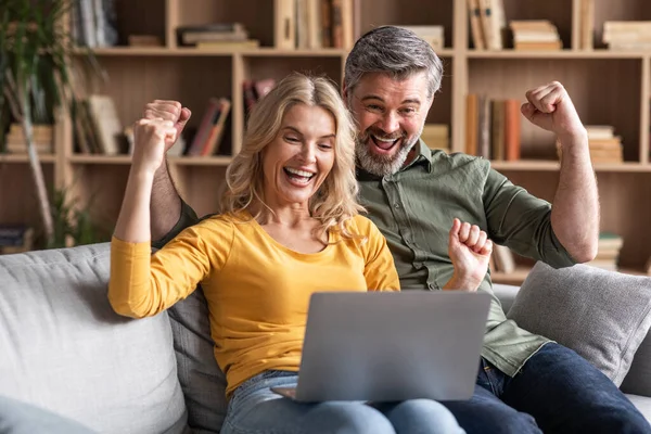 Vitória Online Retrato Casal Meia Idade Alegre Celebrando Sucesso Com — Fotografia de Stock