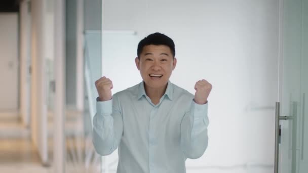 Carefree Middle Aged Asian Employee Laughing Shouting Happily Office Celebrating — Vídeos de Stock