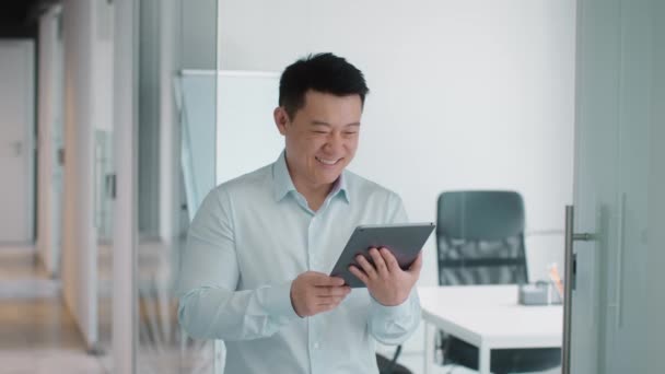 Digital News Sources Positive Middle Aged Asian Businessman Reading Social — Αρχείο Βίντεο