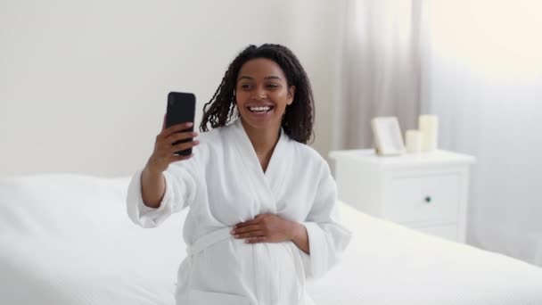 Young Happy African American Woman Woman Video Chatting Friends Smartphone — Stok video