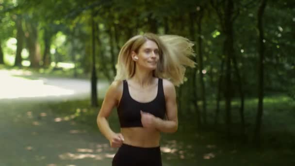Active Morning Concept Follow Shot Sporty Middle Aged Lady Athlete — Vídeo de Stock