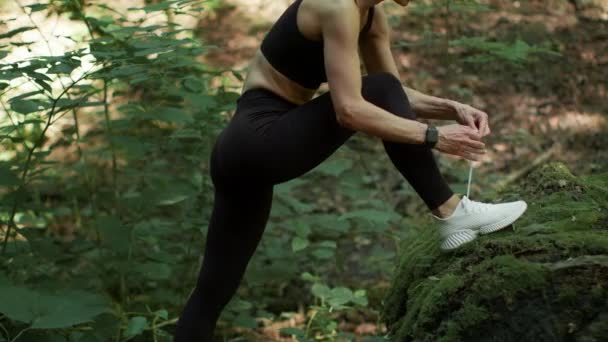 Unrecognizable Woman Athlete Fixing Her Footwear Workout Forest Tying Laces — Vídeo de Stock