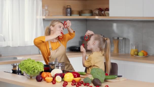 Grappig Culinair Speelse Zorgeloze Moeder Haar Dochtertje Rotzooien Spelen Met — Stockvideo