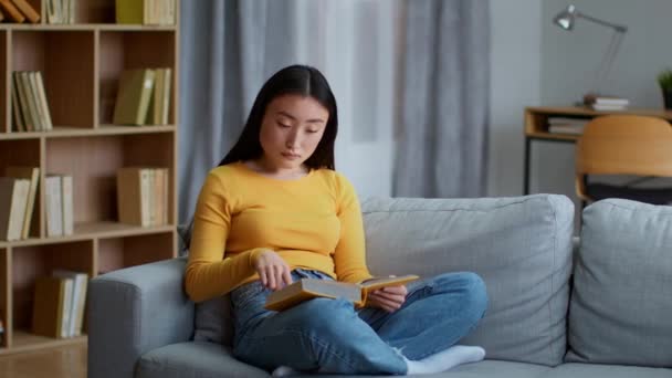 Концепція Домашнього Дозвілля Молода Розумна Азіатка Читає Цікаву Книгу Відпочиває — стокове відео