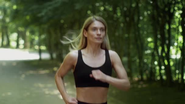 Sporty Lifestyle Active Middle Aged Woman Athlete Running Alone Public — Vídeo de Stock